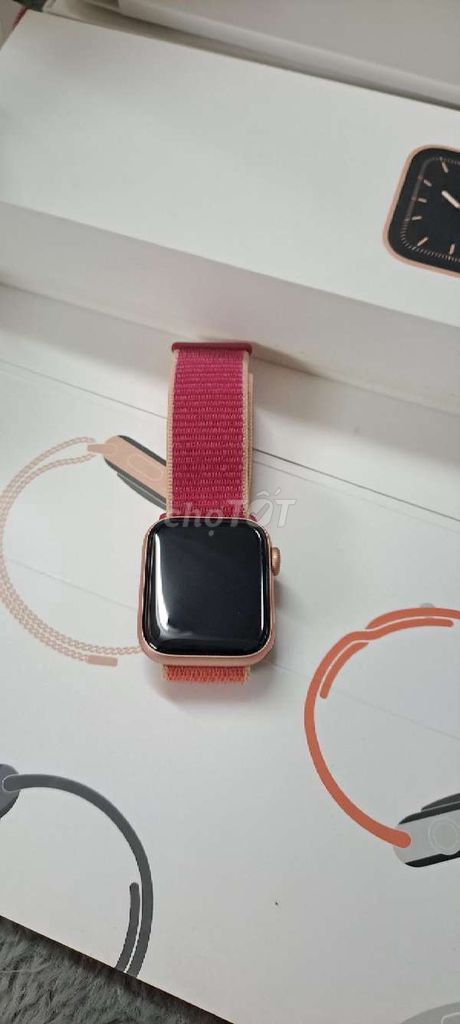Apple Watch Series 4 Vàng hồng. Mua bán Thiết bị đeo thông minh tại Quận 10 Tp Hồ Chí Minh được đăng bởi Hiếu Apple Watch hình 1