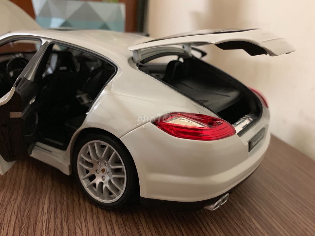 0902576369 - Xe mô hình Porsche trưng bày - tỷ lệ 1:18