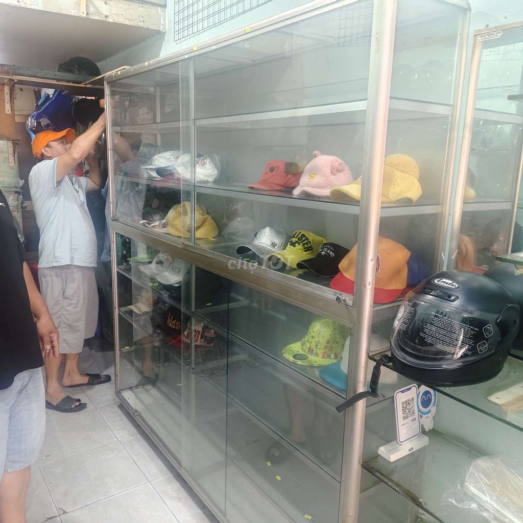 Tủ trưng bày nhôm kính bạc nguyên si. Mua bán Tủ, kệ gia đình tại Quận 7 Tp Hồ Chí Minh được đăng bởi Quốc Tỷ Trần hình 1