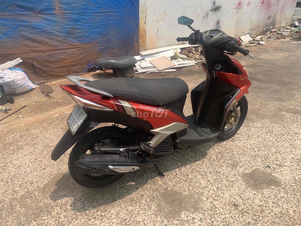 Красный скутер Yamaha Luvias