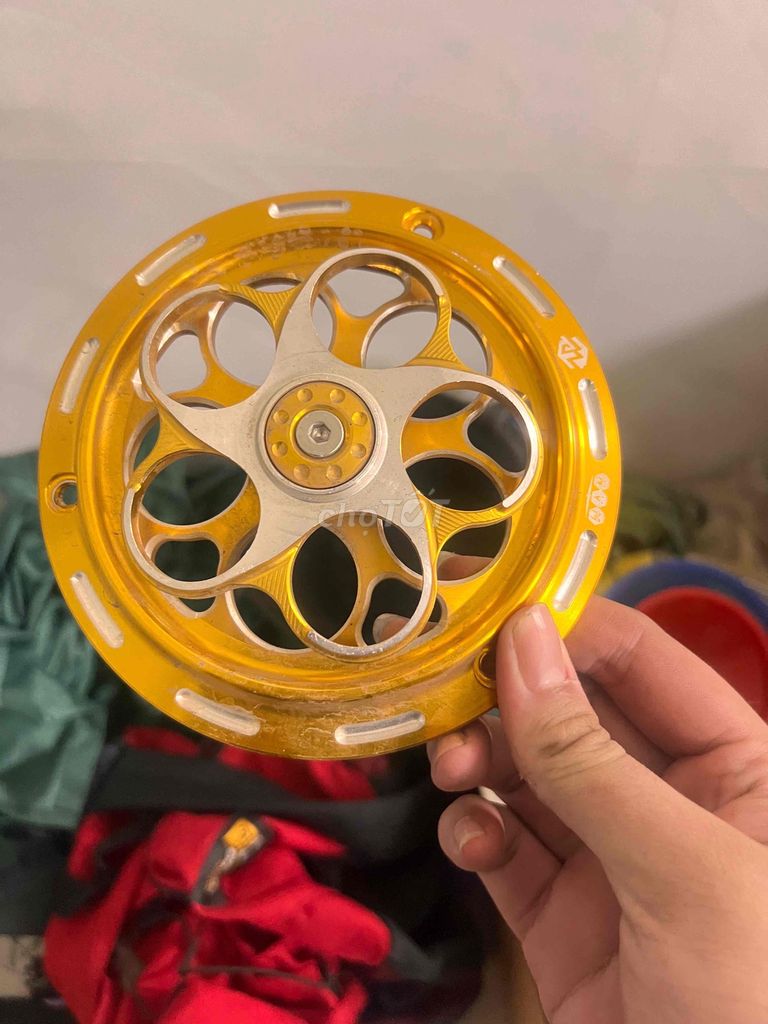 Ốp quạt gió Vespa Vison Kim loại Vàng. Mua bán Phụ tùng xe tại Thành phố Biên Hòa Đồng Nai được đăng bởi Phạm Phúc Nguyên hình 1