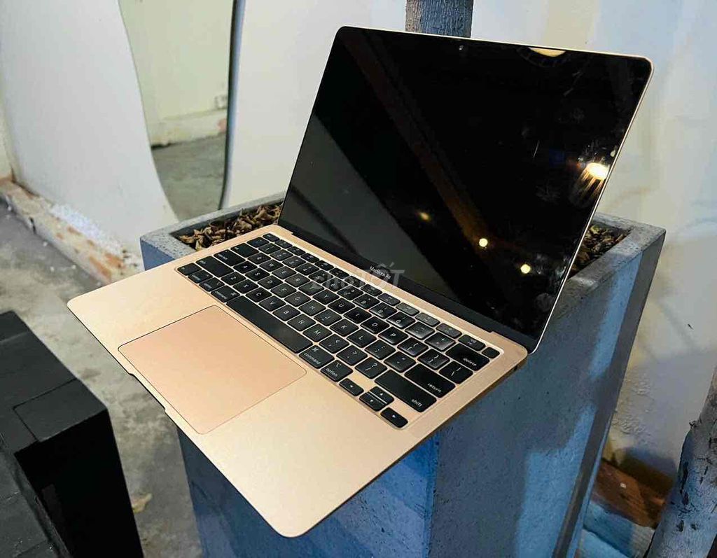 Thanh lý Macbook Air M1 nữ xài