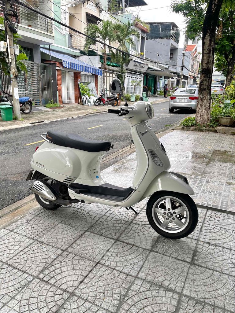 Vespa Lx150 Fi 2012 trắng ngọc trinh. Mua bán Xe máy tại Quận Ngũ Hành Sơn Đà Nẵng được đăng bởi Mr H hình 2