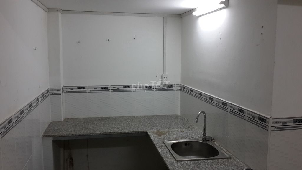 Фасадный дом шириной 6 м х 14 м, 3 этажа, 11 комнат, 40 т.р. в аренду CMT8 Q10