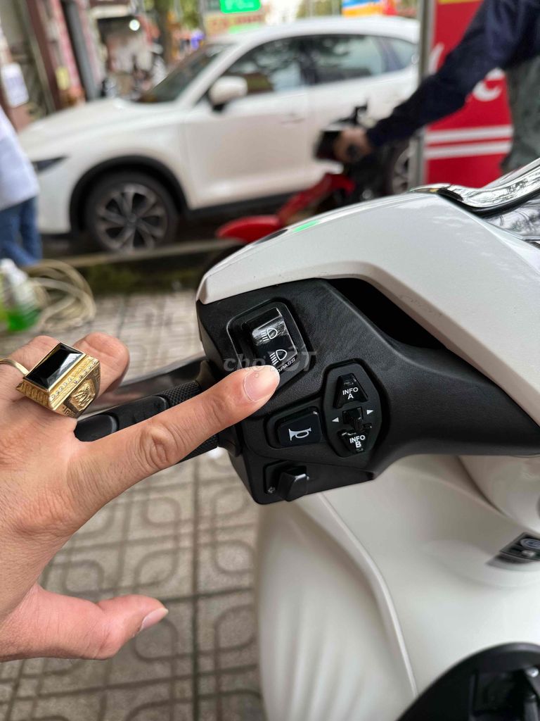 SH 2023 cọp trum mền 2k km mơi keng. Mua bán Xe máy tại Thành phố Buôn Ma Thuột Đắk Lắk được đăng bởi Ngô quốc Việt  hình 7