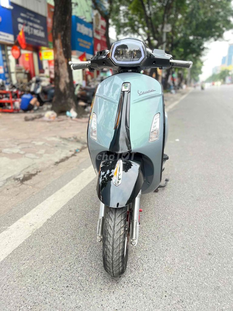 Xe điện Vespa đèn vuông xám ánh trai