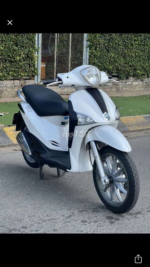 Белый скутер Piaggio Liberty