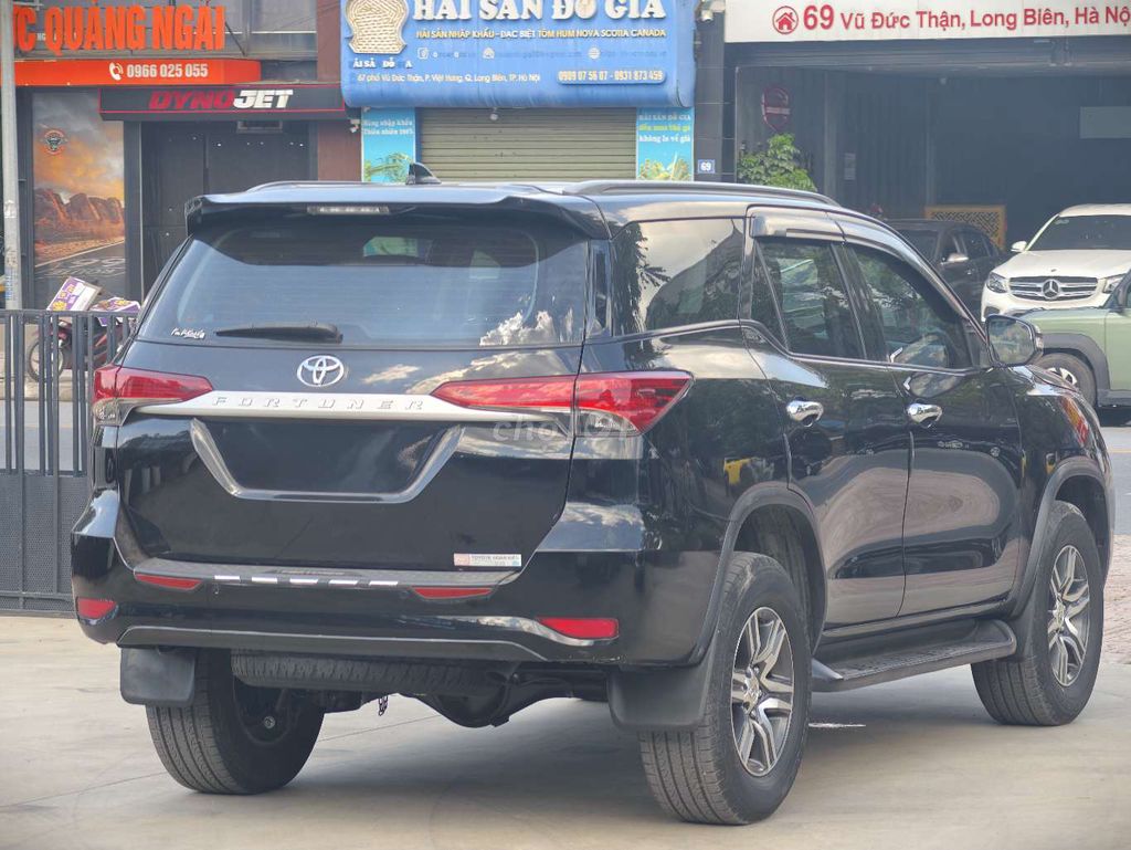 ЧЕРНАЯ МАСЛЯНАЯ МАШИНА С МЕХАНИЧЕСКОЙ КОРОБКОЙ ПЕРЕДАЧ TOYOTA FORTUNER 2017