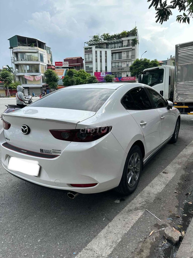 Mazda 3 Deluxe 2022 белая 27 000 км