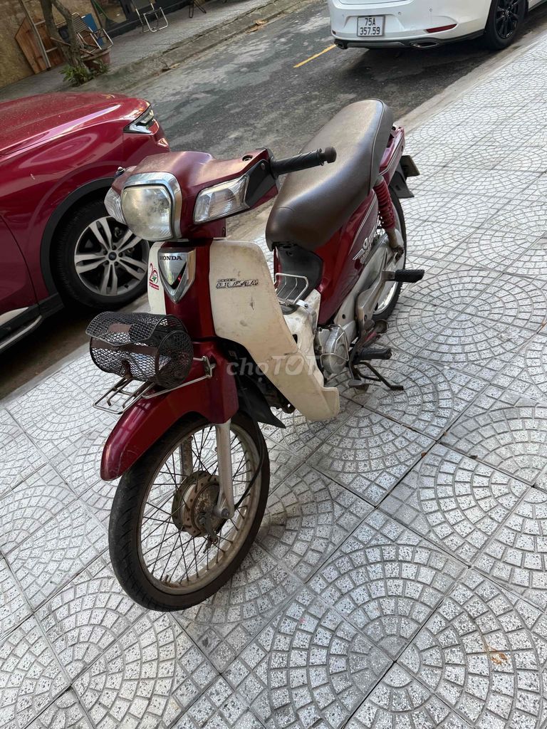 Красная Honda Super Dream, полуавтомат