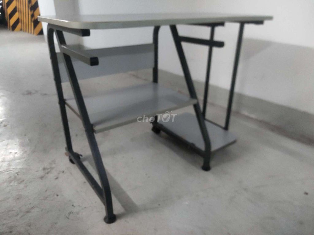 Bàn máy tính hiện đại xám 100x50x90cm. Mua bán Bàn ghế tại Quận Bình Thạnh Tp Hồ Chí Minh được đăng bởi Minh Huy Bùi hình 1