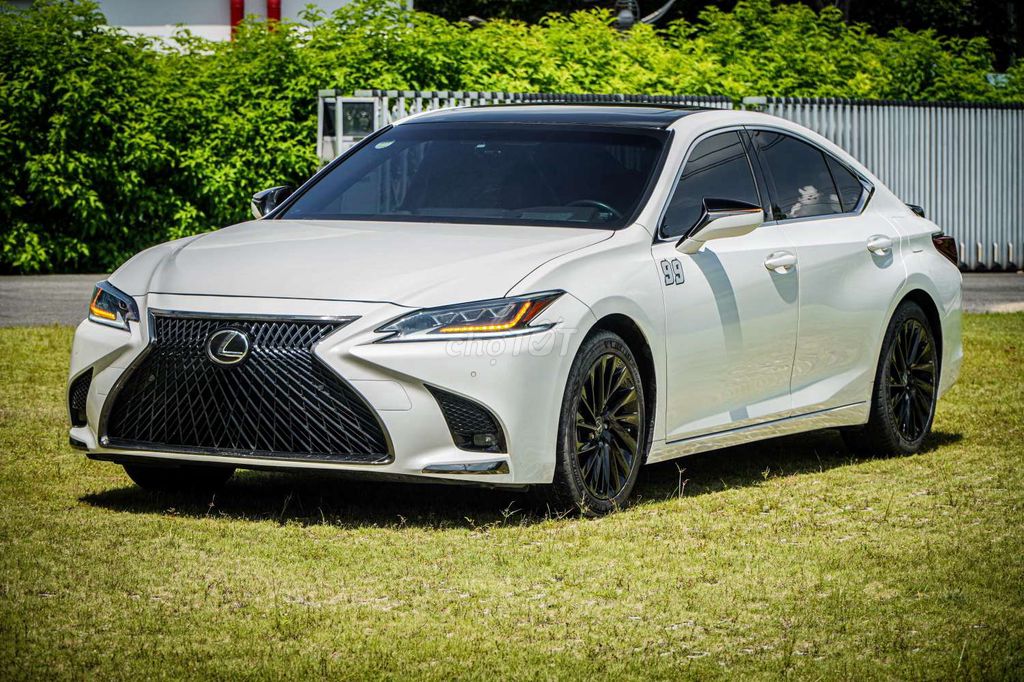 Lexus ES250 модель 2020 года Чрезвычайно красивый жемчужно-белый