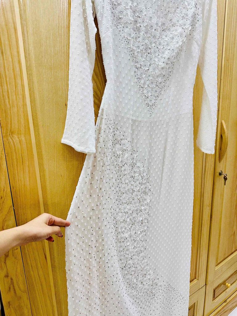 Bán áo dài trắng còn tốt đính hoa cườm lụa xịn