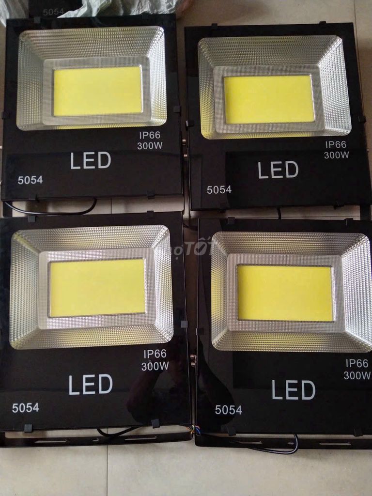 Đèn pha led ngoài trời100w chống nước IP66