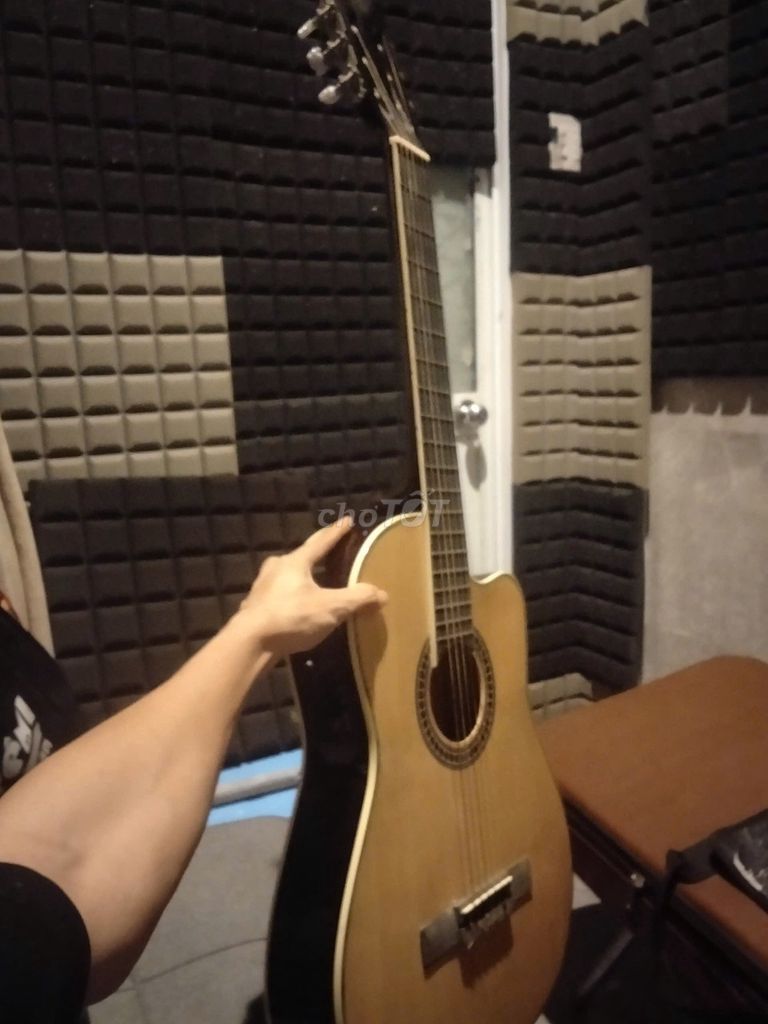 Đàn guitar dây nylon có EQ màu nâu. Mua bán Nhạc cụ tại Thành phố Trà Vinh Trà Vinh được đăng bởi Hồng Truờng Hận hình 1