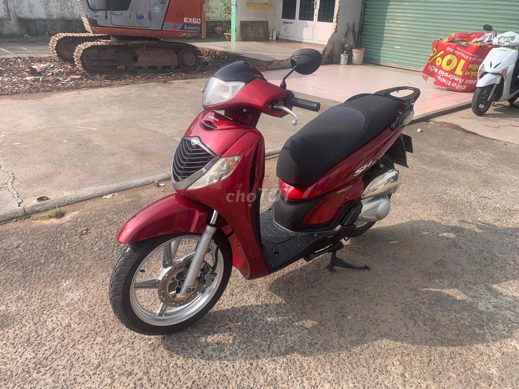 Красный скутер Honda @ с облицовкой под SH 150i, 2008 год