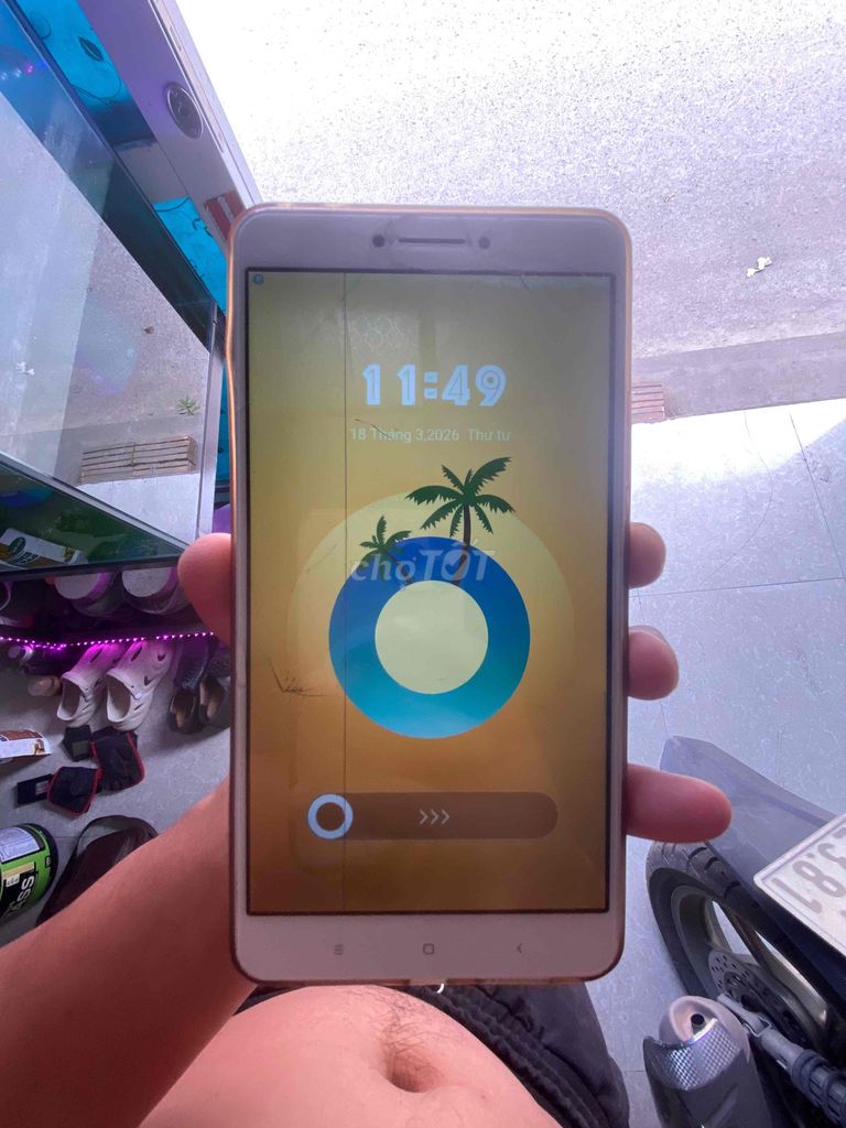 Xiaomi Redmi Vàng bị nứt màn dùng bình thường. Mua bán Điện thoại tại Huyện Hoài Đức Hà Nội được đăng bởi Mr Kỳ Thành Hưng Group hình 1