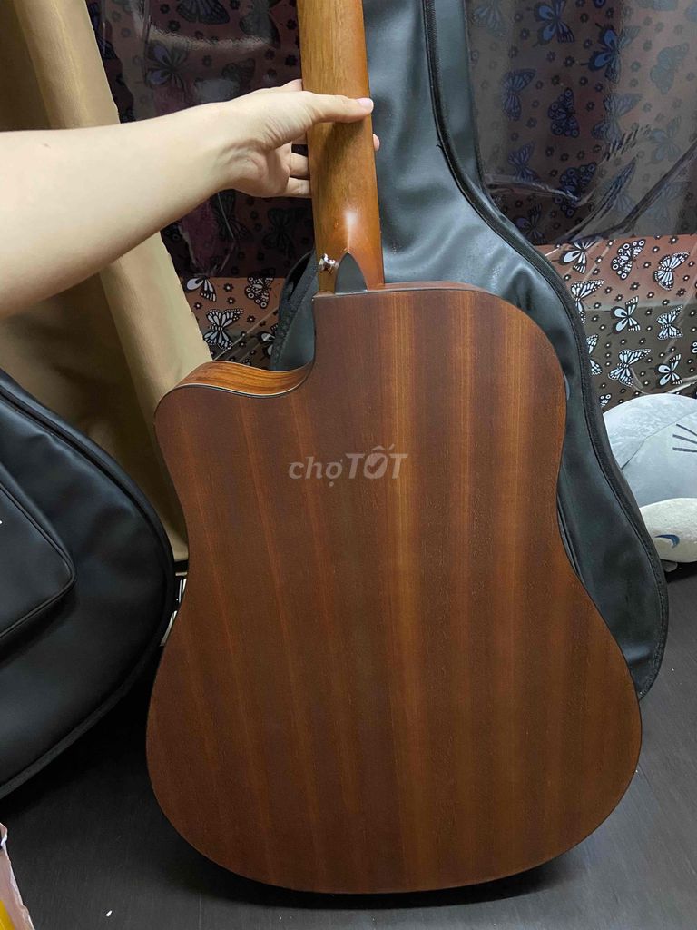 Guitar acoustic đã dùng mới 90% Phú Nhuận