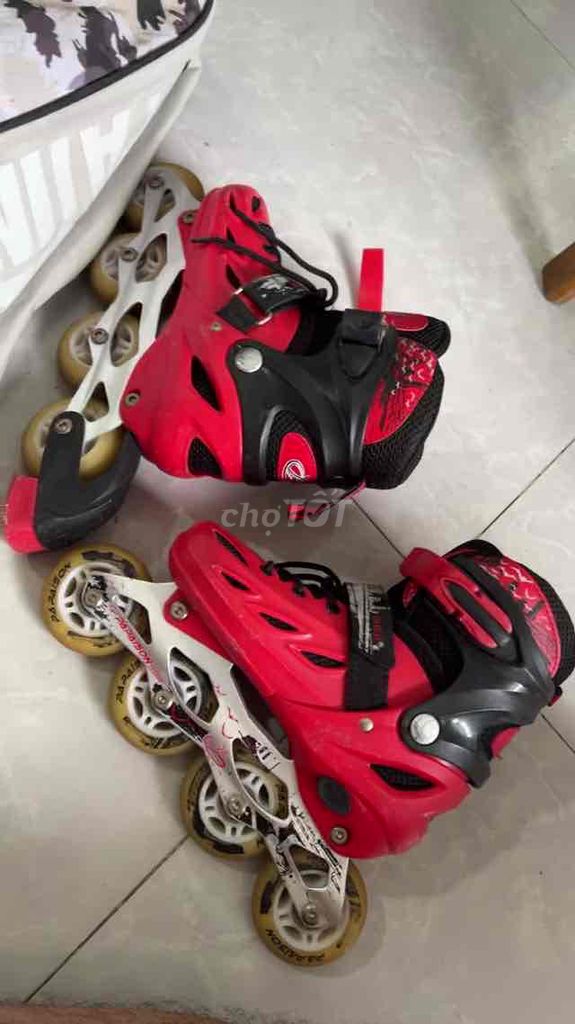 Giày patin đỏ, còn mới, bé ít dùng