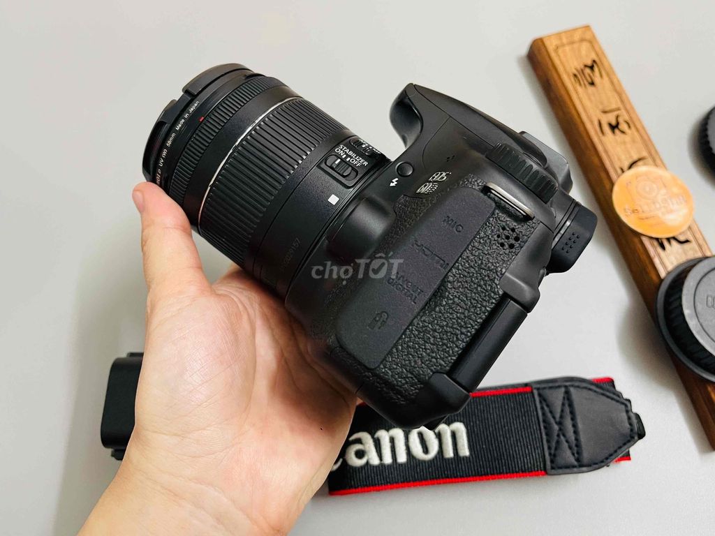 Canon 60D + 18-55 STM màn sáng đều ko tối góc