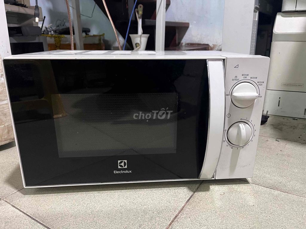 Lò vi sóng Electrolux EMM2033MW Trắng 700W. Mua bán Bếp, lò, đồ điện nhà bếp tại Quận Phú Nhuận Tp Hồ Chí Minh được đăng bởi Bông Lê  hình 1
