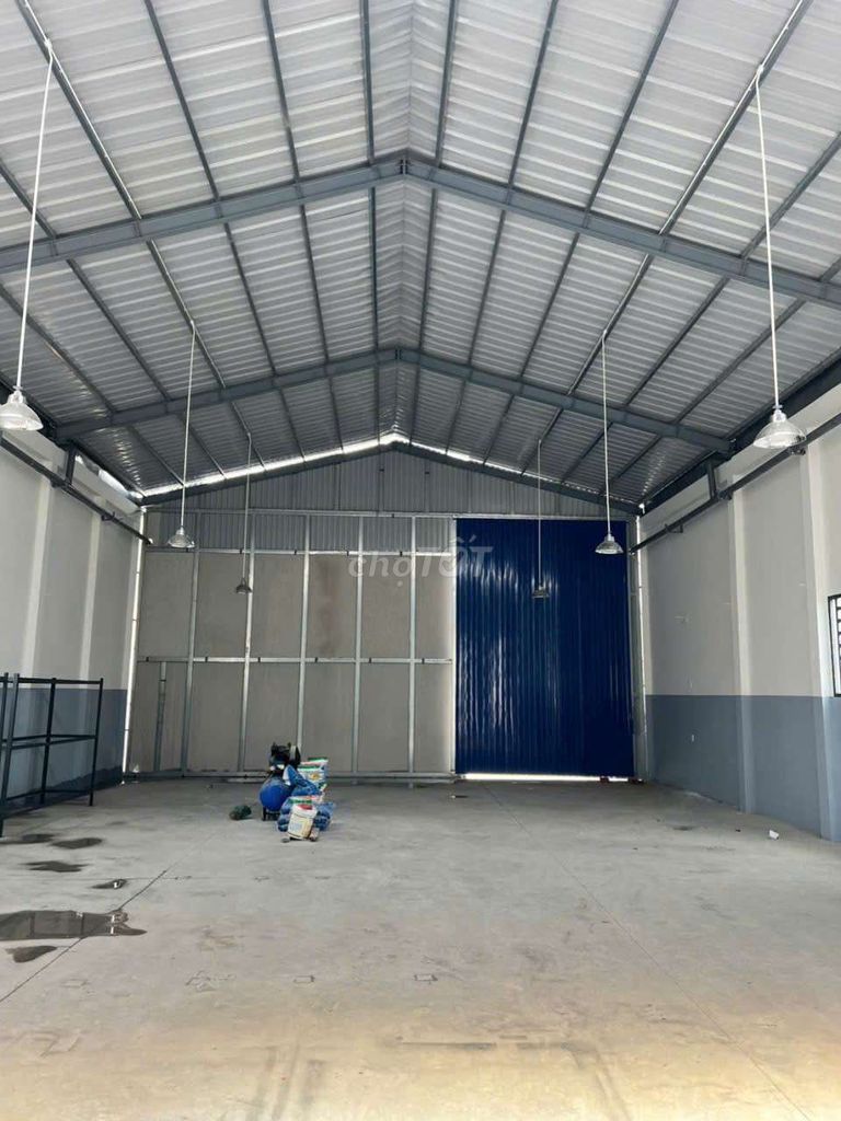 Xưởng giá rẽ TPK Tân Uyên 1000m² sẵn văn phòng điện 320kva sx đa nghề