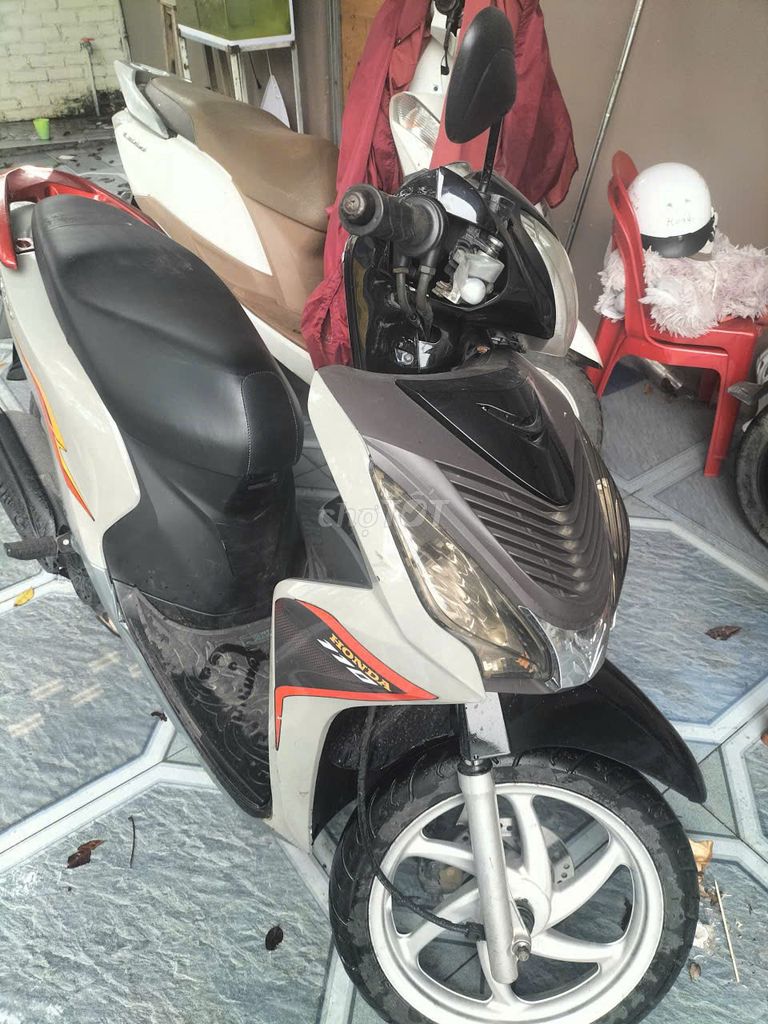 Xe máy Honda Vision 2018 màu trắng đen. Mua bán Xe máy tại Huyện Sóc Sơn Hà Nội được đăng bởi Tên chưa cung cấp hình 2