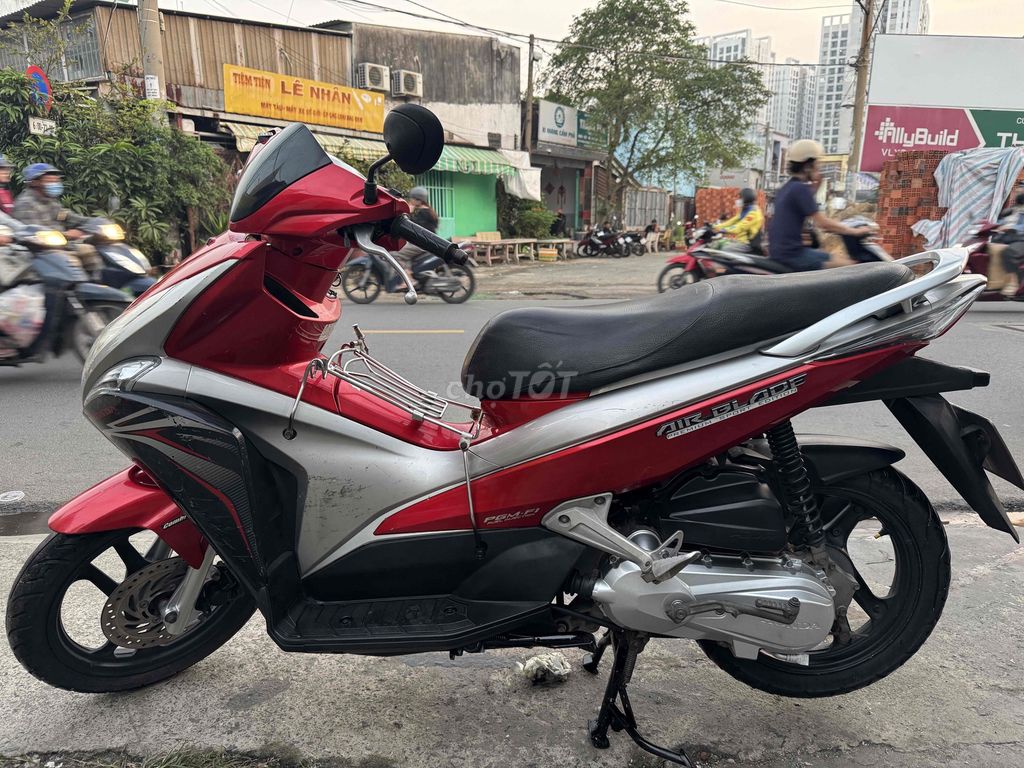 Honda Air Blade Đỏ bạc đã sử dụng. Mua bán Xe máy tại Quận Tân Phú Tp Hồ Chí Minh được đăng bởi Anh thành hình 2