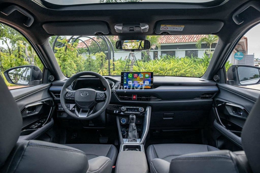 Гибридная черная автоматическая Toyota Yaris Cross