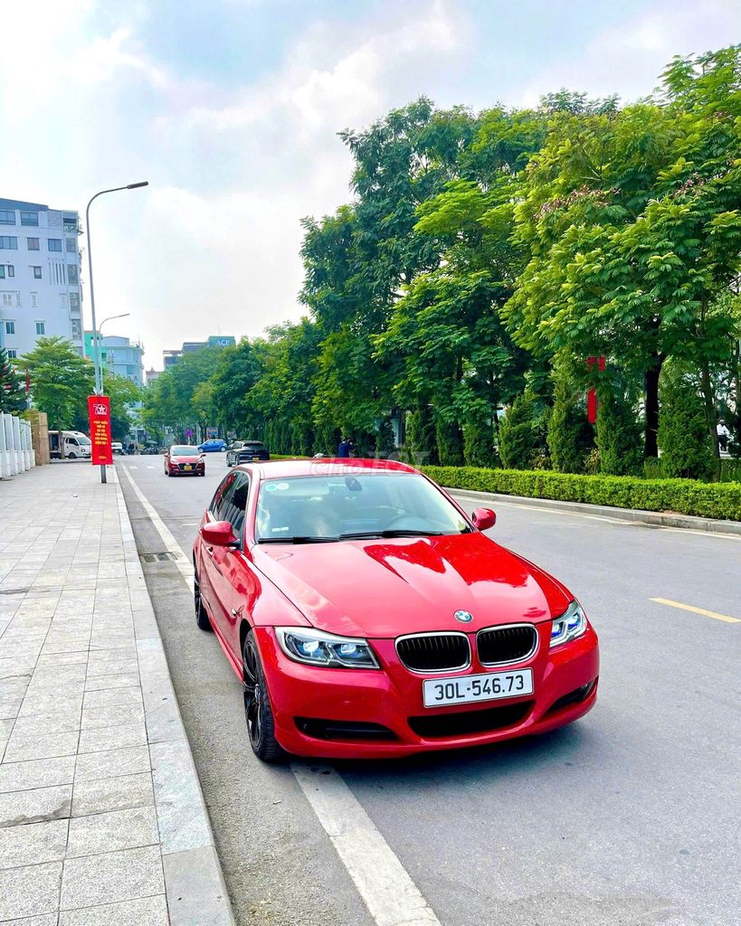 БМВ 320i (E90) 2010 красный
