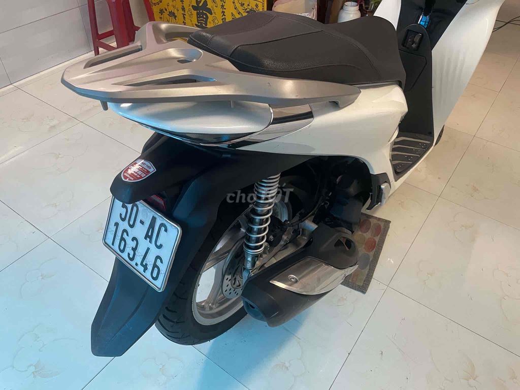 Honda SH160i черно-белая с наклейкой PPF