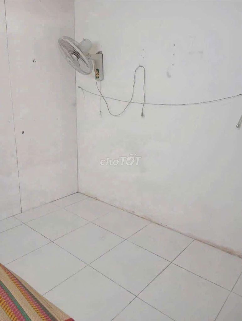 phòng trọ nhỏ tầng trệt, WC ngoài dùng chung, 1 người 1 xe,GTD