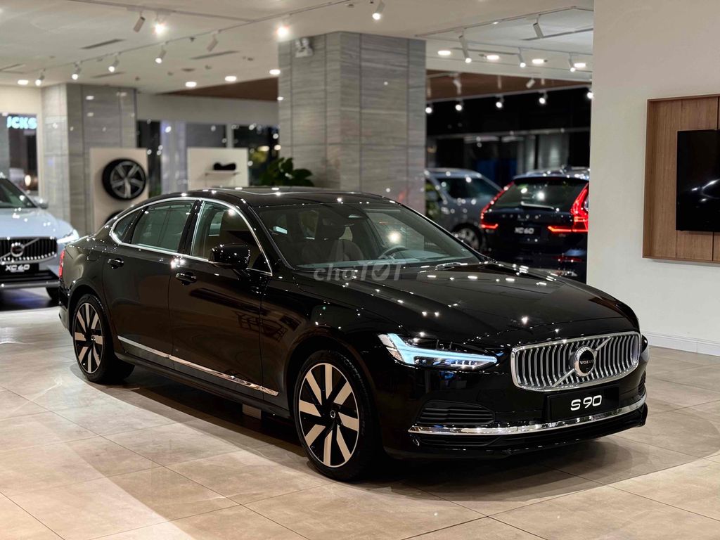 Volvo S90 xăng lai điện. Quà tặng ngập tràn.