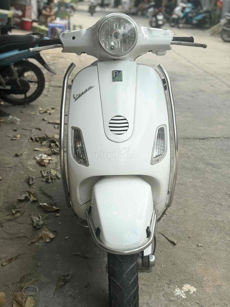 VESPA LX125ie trắng xe đẹp chạy êm. xe mới 92%