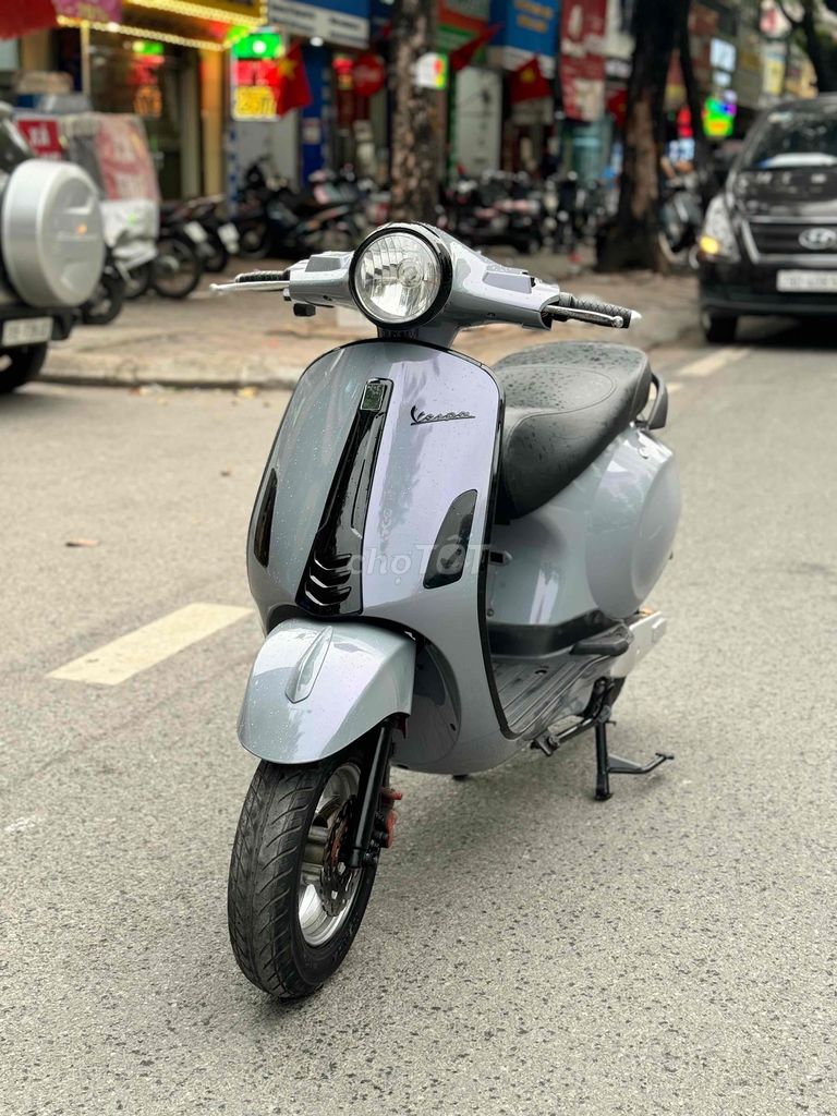 Vespa xám ánh hồng xinh xỉu ạ ,bình lướt 2023