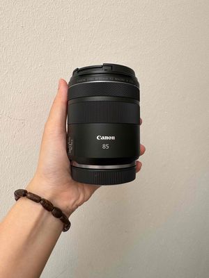 Canon RF 85mm F2 Macro is stm mới tinh.