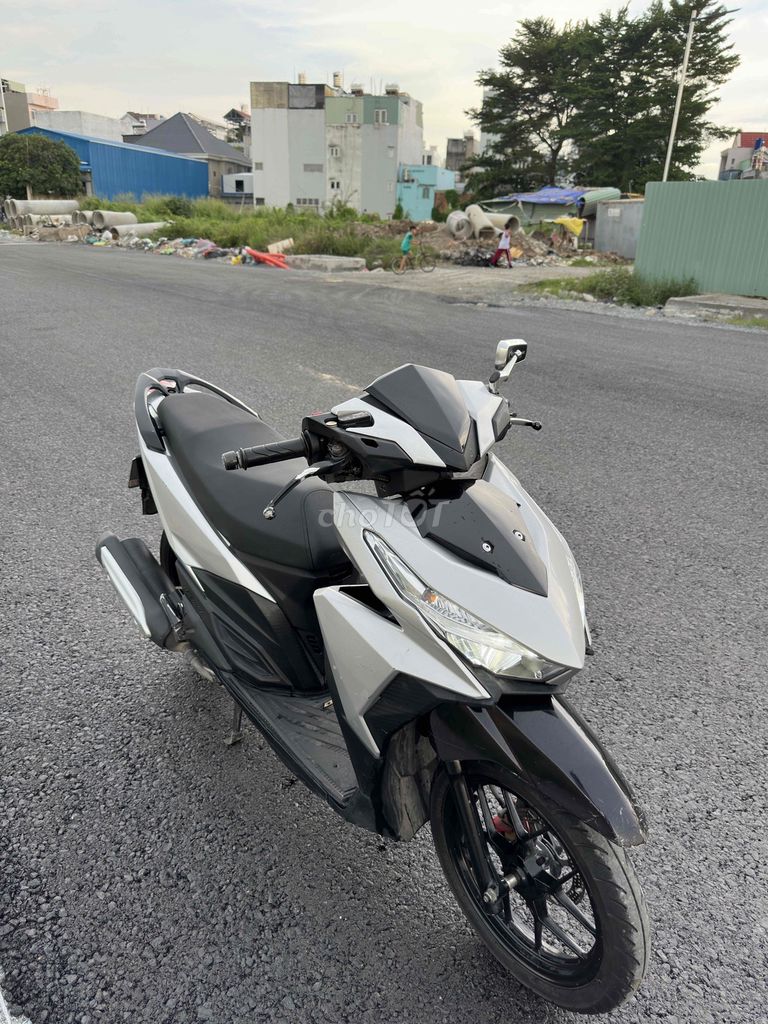 Honda Vario 2017 серебристо-черный скутер