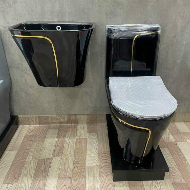 cô bán bồn cầu tại undefined undefined hình 1