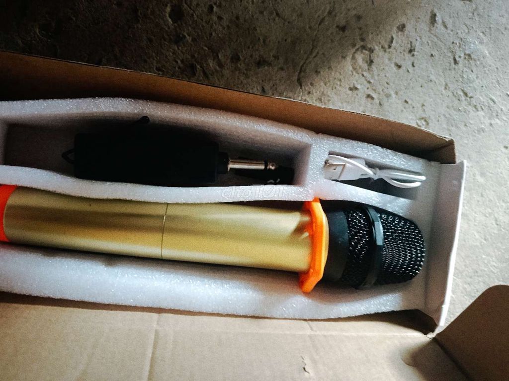 Micro không dây LT-105 Vàng đồng Karaoke. Mua bán Tivi, Âm thanh tại Huyện Châu Thành Bến Tre được đăng bởi Kien Le hình 1
