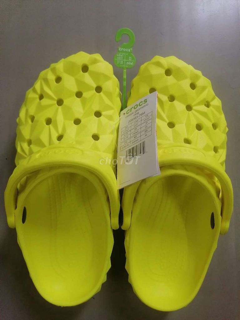 Giày Clog Unisex Crocs Classic Geometric Acidity. Mua bán Giày dép tại Quận 3 Tp Hồ Chí Minh được đăng bởi Han hình 1