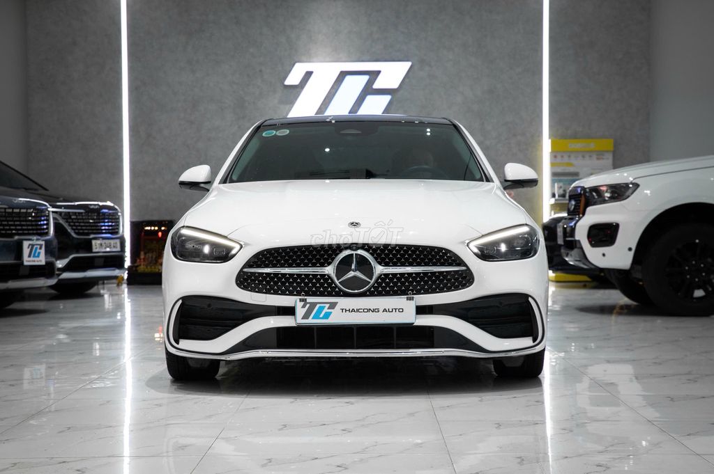 Мерседес-Бенц C300 AMG 2022 белый 33 000 км