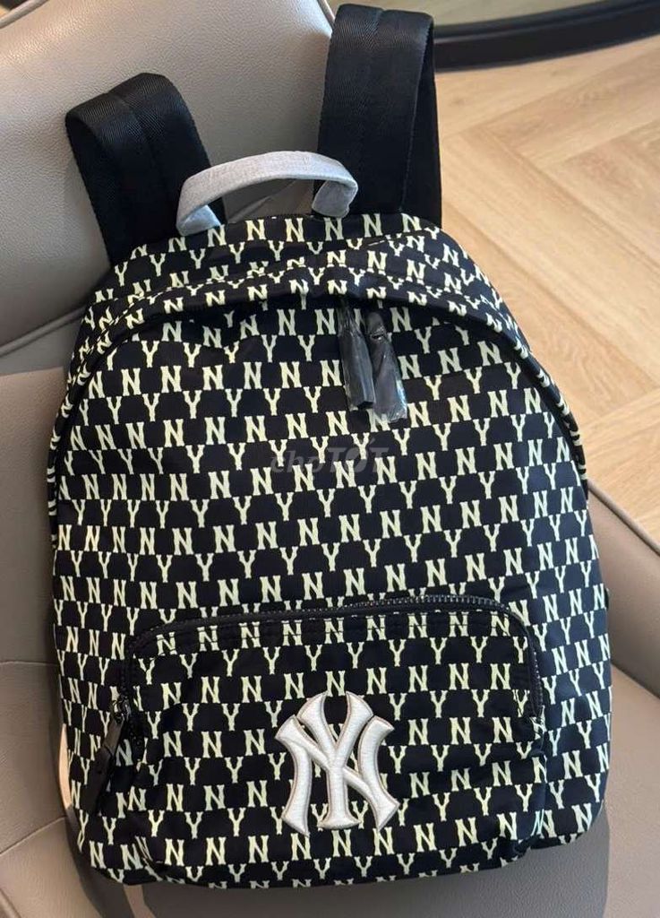 Balo mlb Ny họa tiết monogram đặc trưng hãng