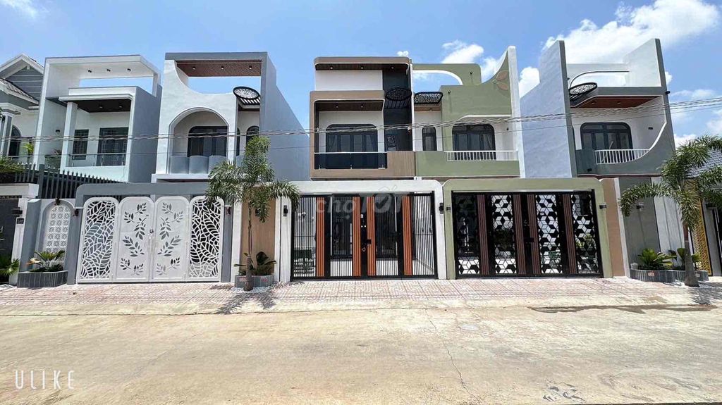 Nhà SHR gần chợ bình Chánh dt5,6x26m có hoàn công đường xe hơi