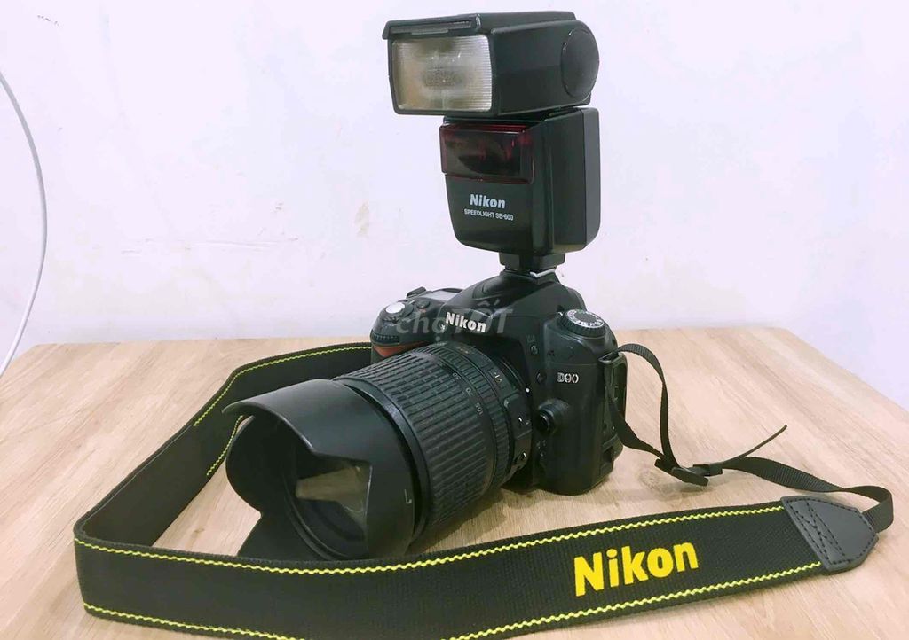 Bán máy NIKON D90 + đèn sb 600 , may hoạt động tốt