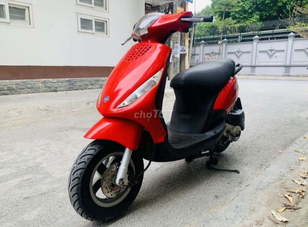 Xe Piaggio Zip màu đỏ biển hà nội