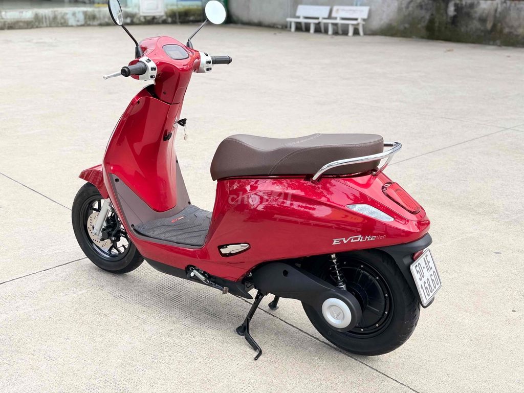 Красный электрический скутер VinFast Evo Lite Neo 2026, 1500 км