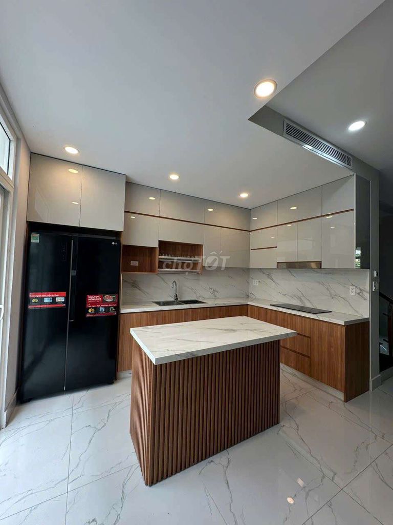 8 x 20 có 3 lầu 7pn 6wc sân thượng ( nhà full nội thất)