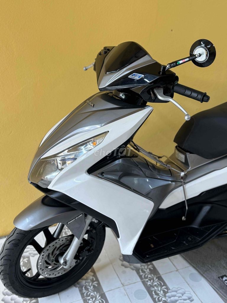 Honda Air Blade 125 Trắng đen. Mua bán Xe máy tại Quận Sơn Trà Đà Nẵng được đăng bởi Minh Dũng bán trả góp 136 vân đồn  hình 4