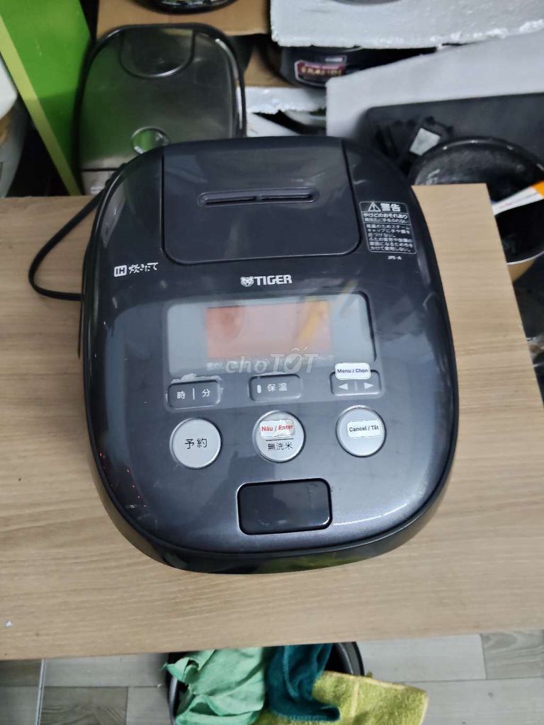 Nồi cơm điện Tiger JPE-A 1L 2019 Đen 90%. Mua bán Bếp, lò, đồ điện nhà bếp tại Quận Bình Tân Tp Hồ Chí Minh được đăng bởi Minh Gia Phát hình 1