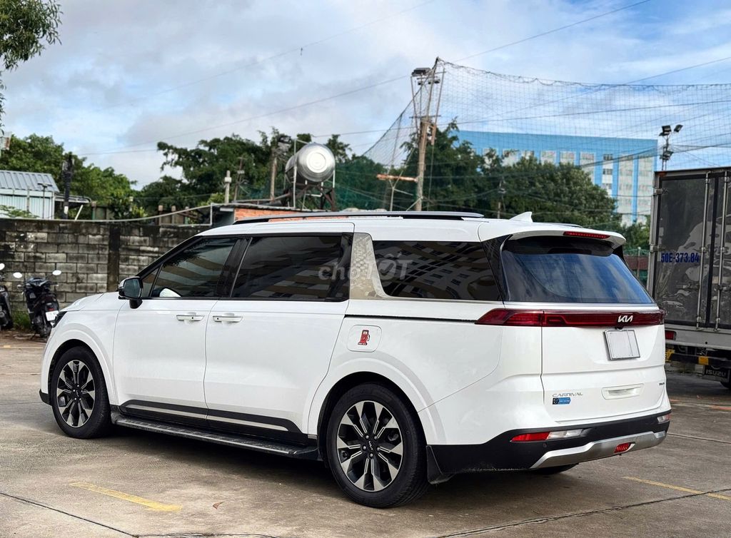 Kia Carnival Premium 2022 белый 67000 км